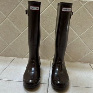 Hunter ladies rain boots. Brown . Size 8